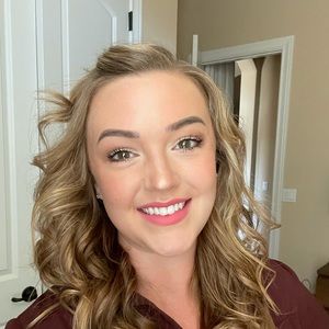 Meet your Posher, Caitlin